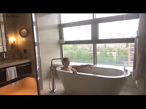 ❤️ عزیزم فوق العاده با شور و شوق بیدمشک خود را در حمام تکان می دهد ❤❌ فیلم لعنتی در fa.pornmega.ru